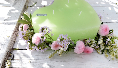Kerze mit Blumenkranz